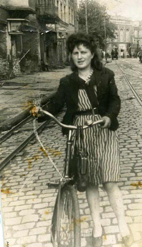 KKE 2262.jpg - Fot. Na spacerze. Maria Kołakowska (z domu Bujko) – mama Janusza Kołakowskiego z rowerem; w oddali Kino Odrodzenie, Olsztyn, 1946 r.